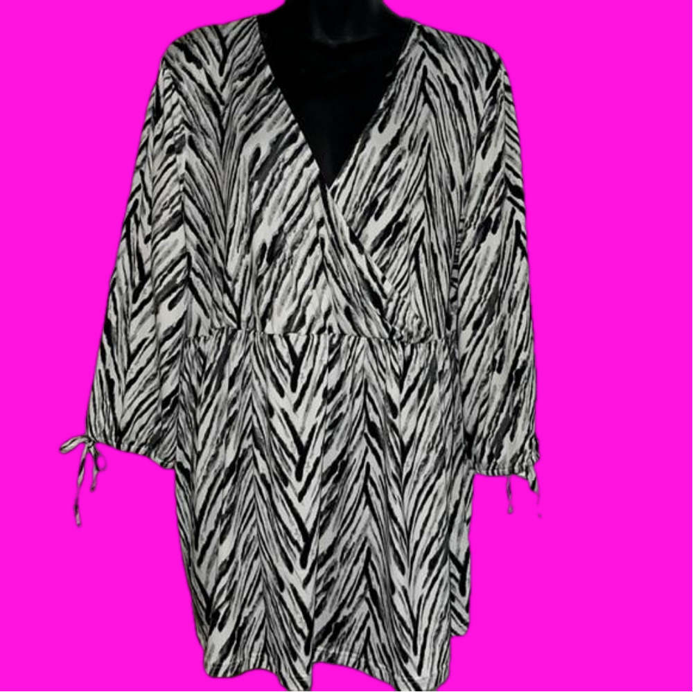 NWT Absolutely Famous cross front top 1X